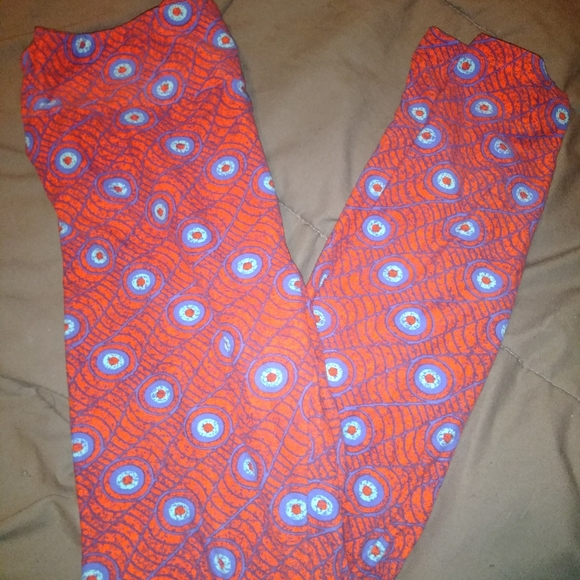 Hold@TrueBlood**Lularoe One Size Leggings - Picture 3 of 3